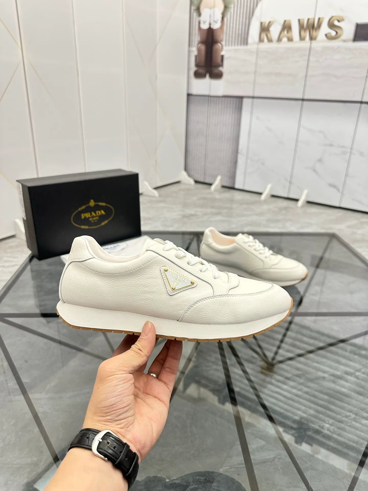 Men's shoes: 💰P420¥ Product trademark: Prada *"Prada*" low-top casual shoes Regular size: 38-44 (can be customized to 45) Product materials: imported cowhide upper, sheepskin lining, original outsole. Number: 020